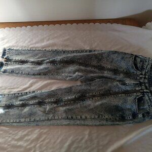 Faded jeans with a loose fit around the thighs 80s style with decorative zippers